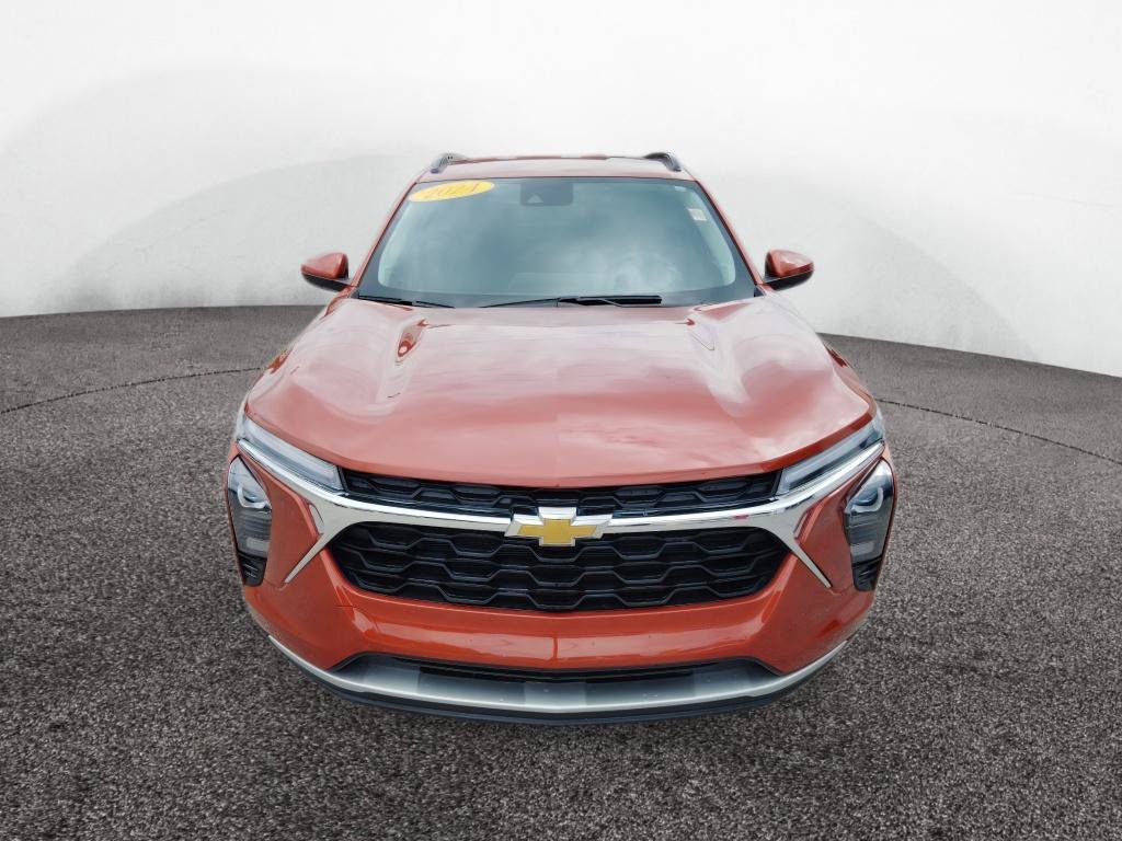 Used 2024 Chevrolet Trax LT w/ Driver Confidence Package FWD image 2