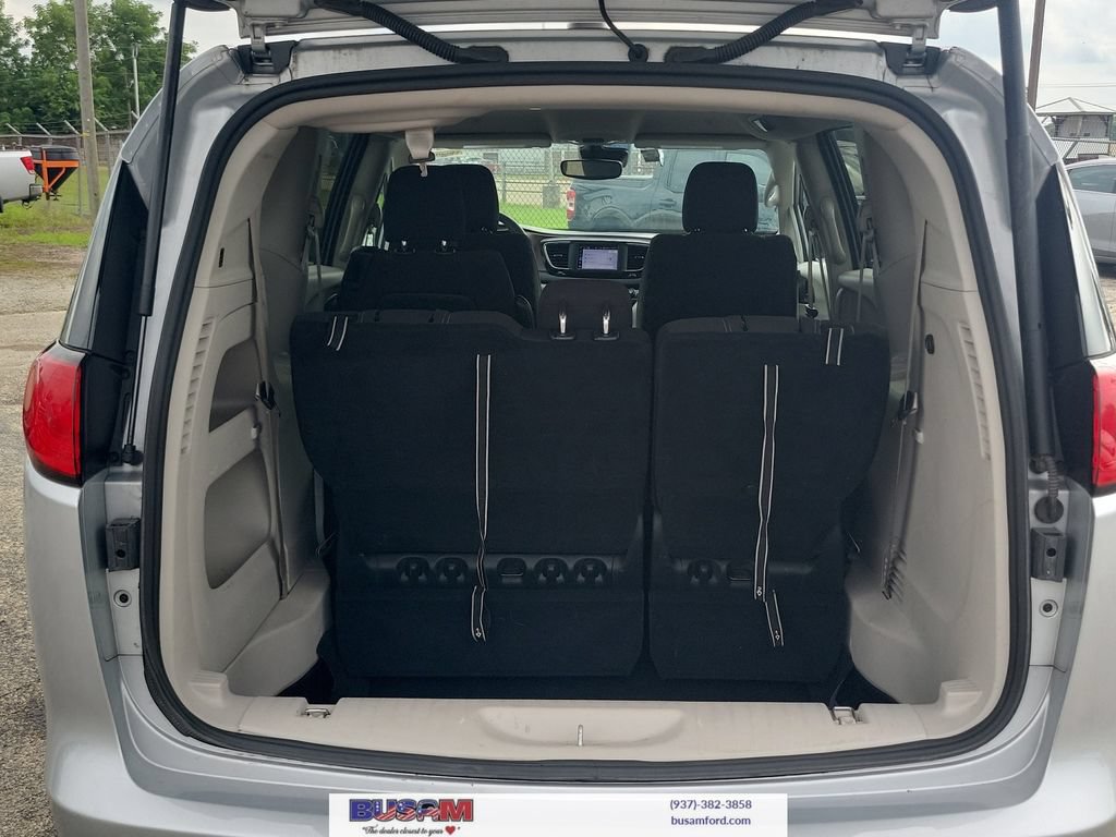 Used 2023 Chrysler Voyager LX FWD image 6