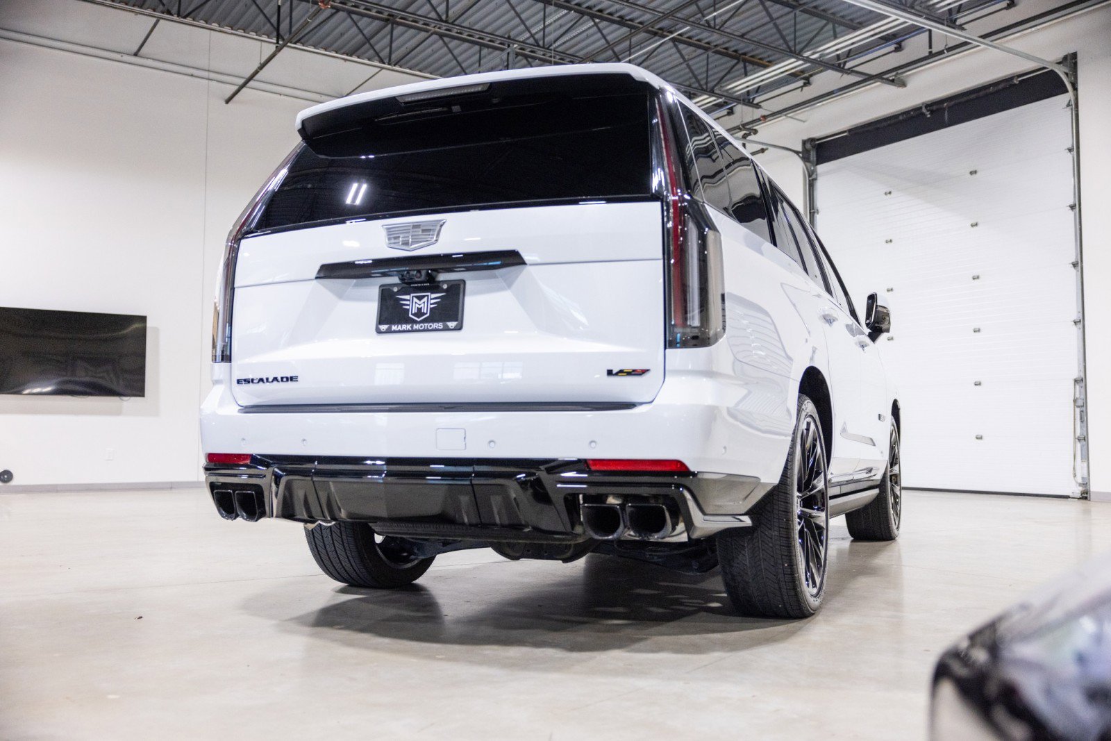 Used 2026 Cadillac Escalade V w/ LPO, ONYX Package AWD/4WD image 4