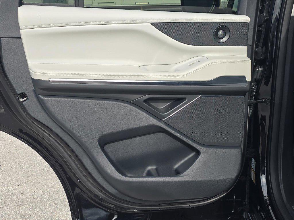 New 2026 Lincoln Navigator Premiere AWD/4WD image 12