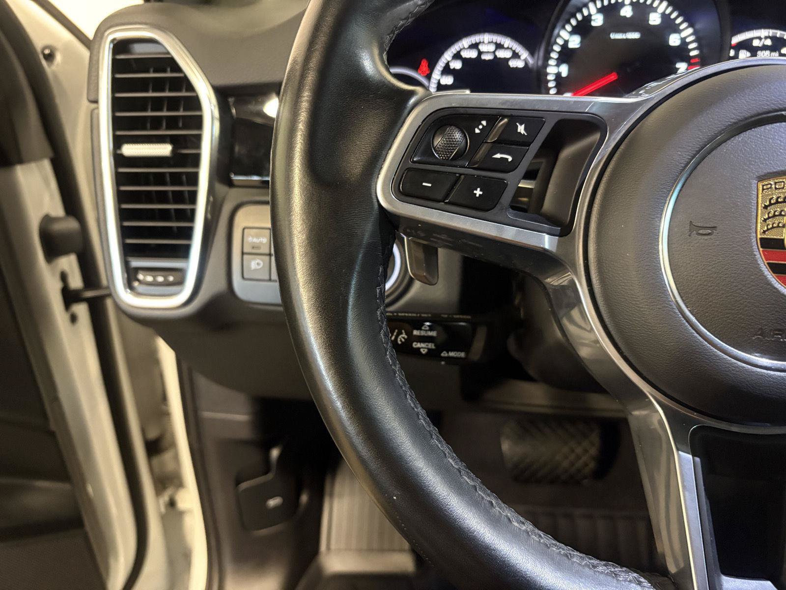 Used 2022 Porsche Cayenne AWD/4WD image 19