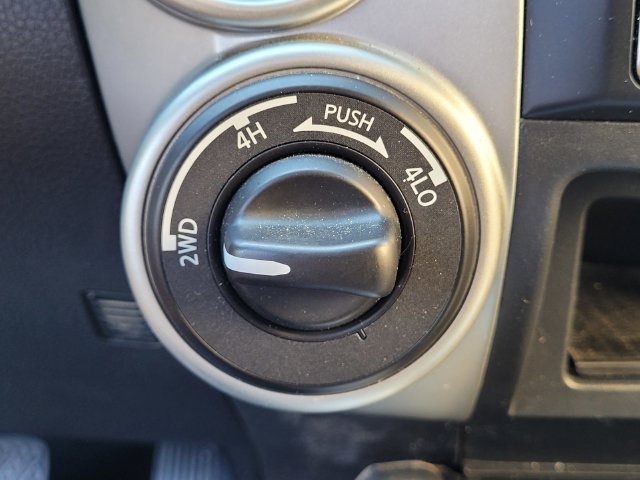 Used 2018 Nissan Titan SV w/ SV Convenience Package AWD/4WD image 15