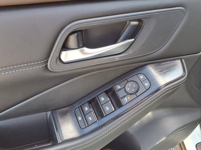 Used 2023 Nissan Rogue SV w/ SV Premium B Package FWD image 16