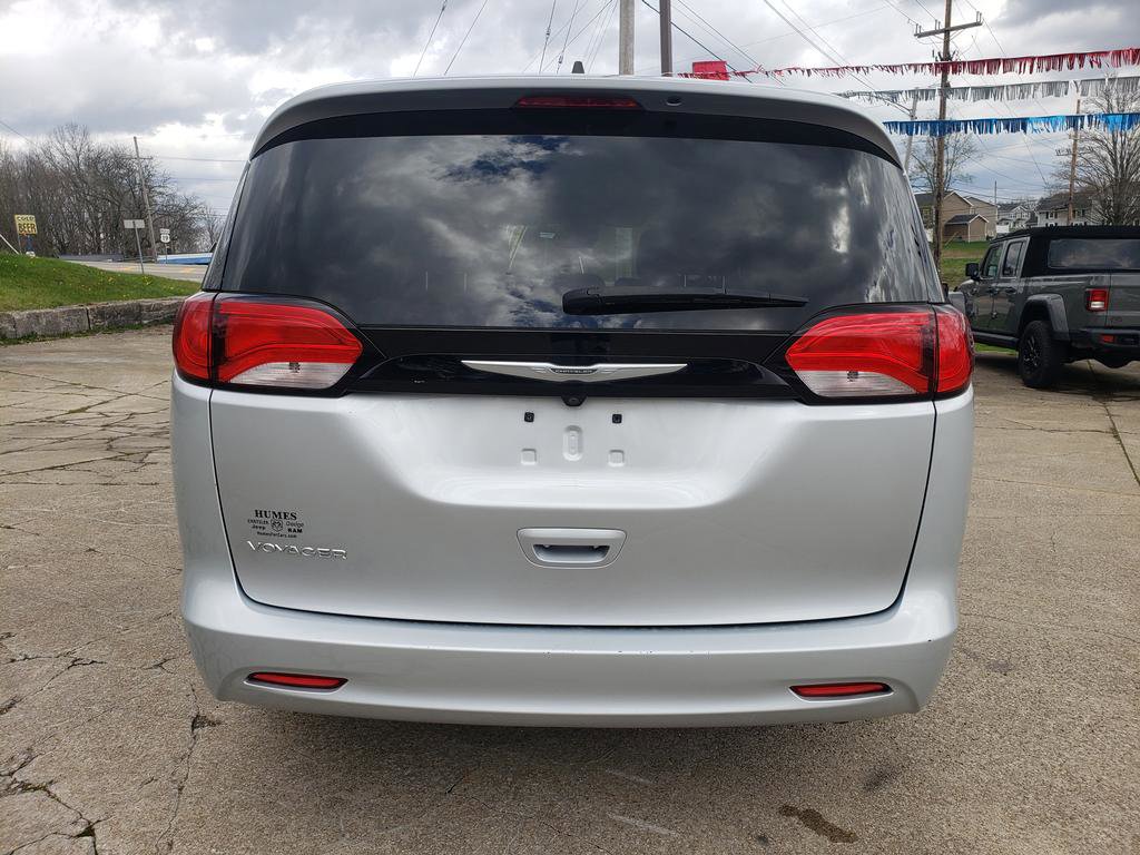 Used 2023 Chrysler Voyager LX image 4