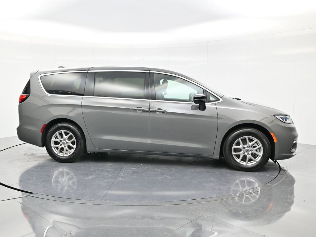 Used 2025 Chrysler Pacifica Select FWD image 4