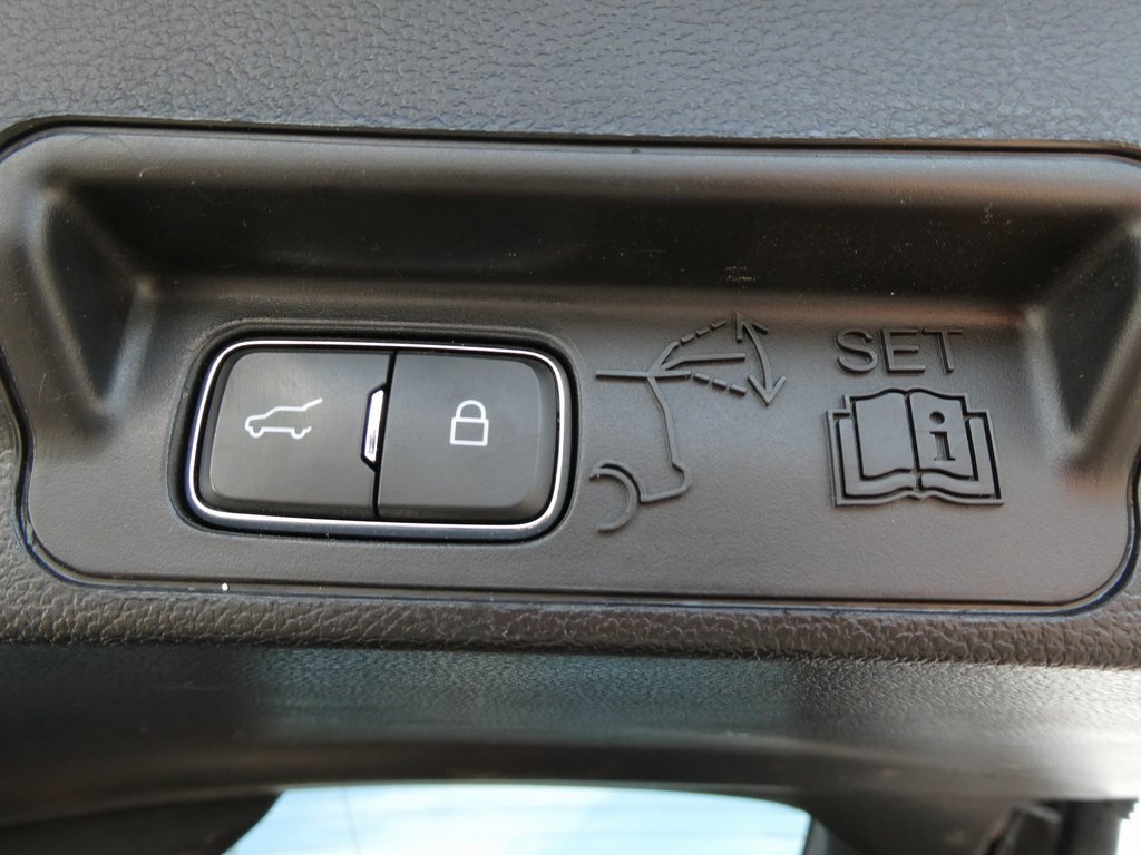 Used 2020 Ford Explorer Limited image 18