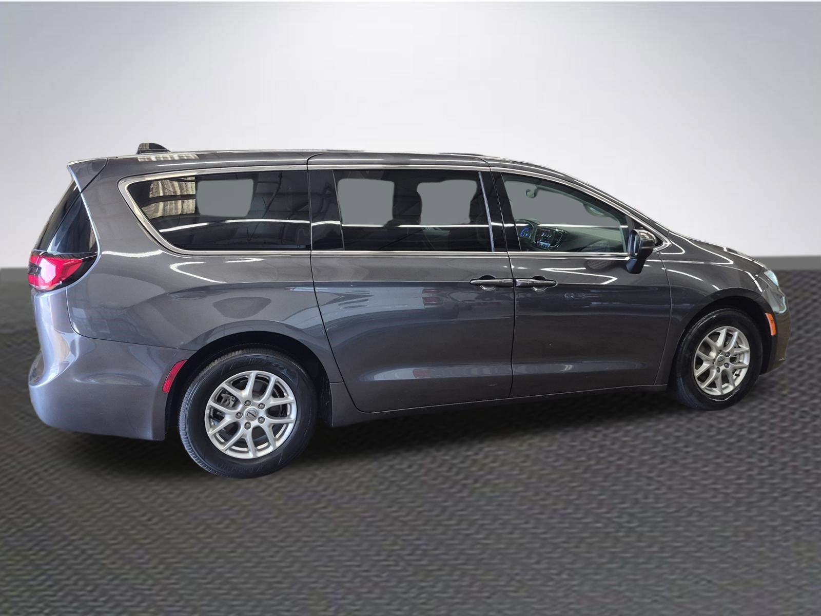 Used 2023 Chrysler Pacifica Touring-L FWD image 4