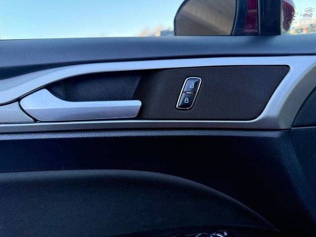 Used 2020 Ford Fusion SE image 12