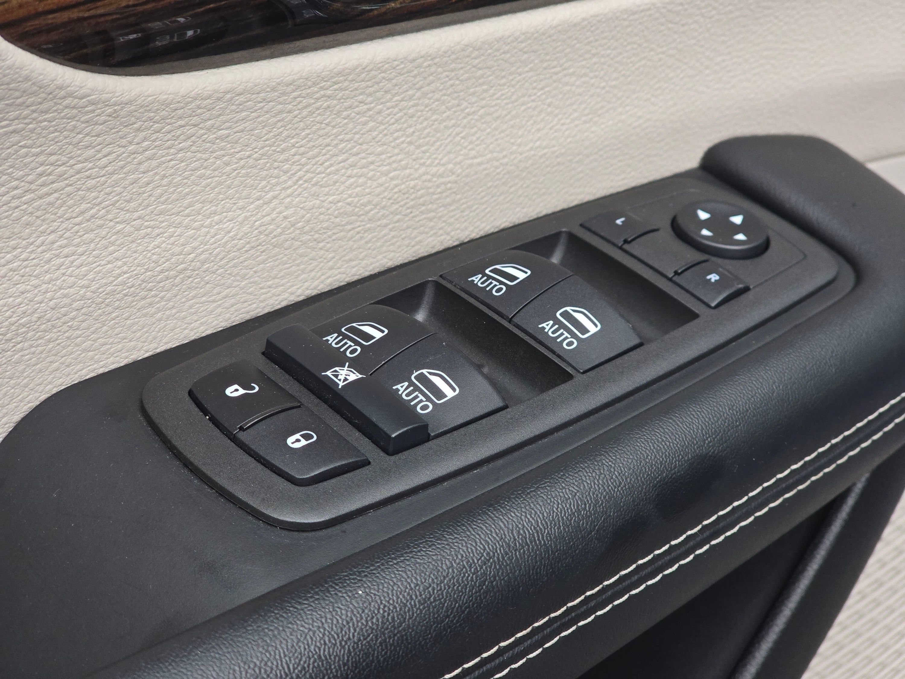 Used 2022 Chrysler Pacifica Limited FWD image 33