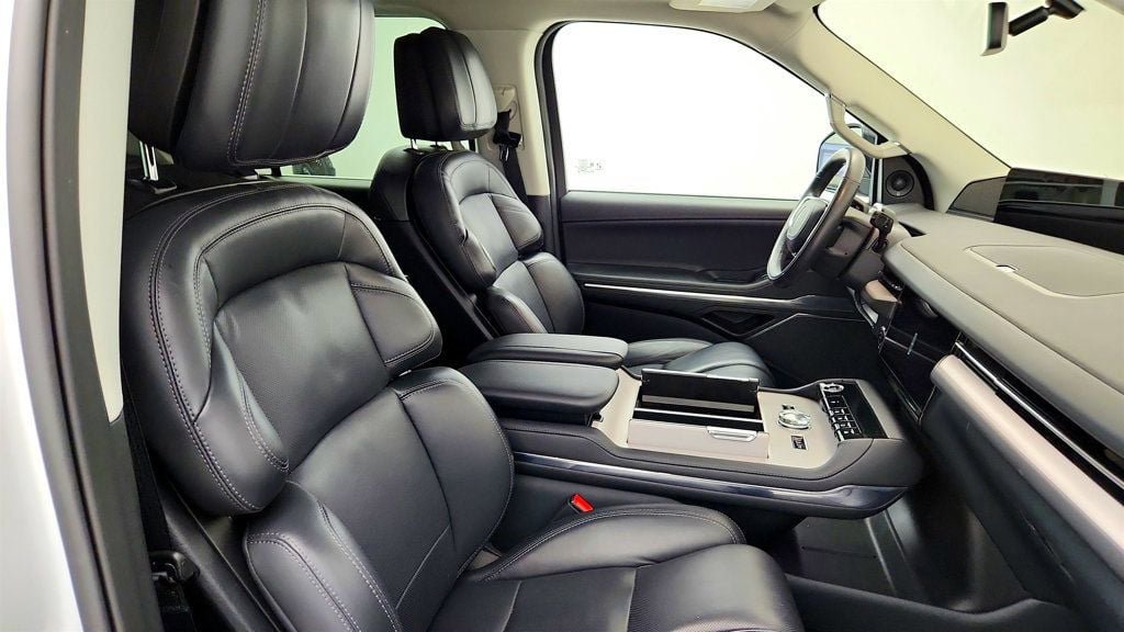 Used 2025 Lincoln Navigator Reserve AWD/4WD image 28
