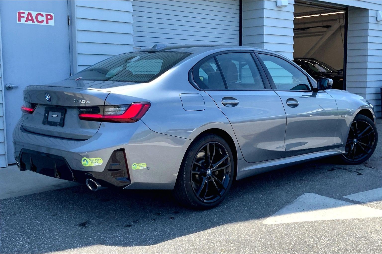 Used 2023 BMW 330e xDrive w/ M Sport Package AWD/4WD image 7