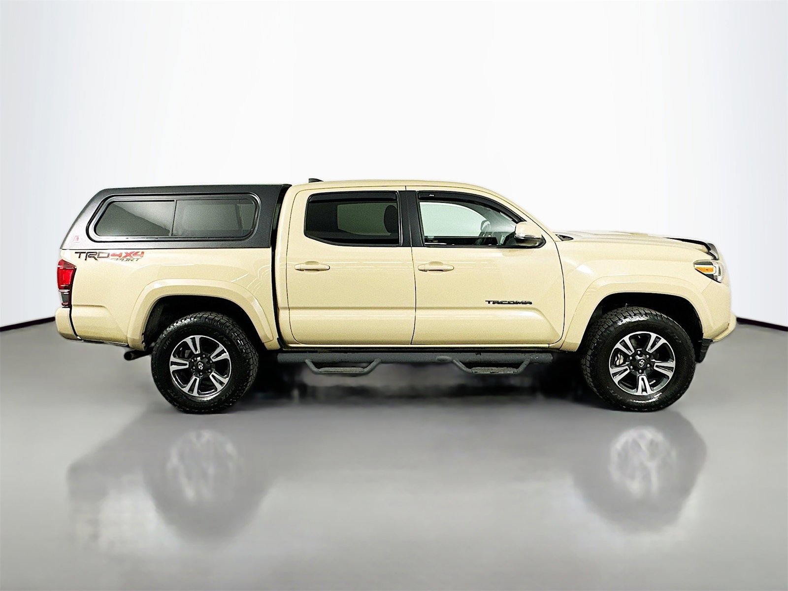 Used 2018 Toyota Tacoma TRD Sport w/ Technology Package image 8