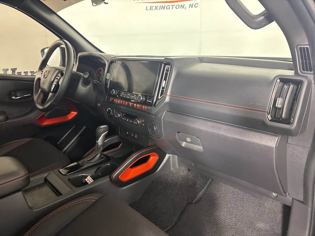 Used 2025 Nissan Frontier PRO-4X AWD/4WD image 31