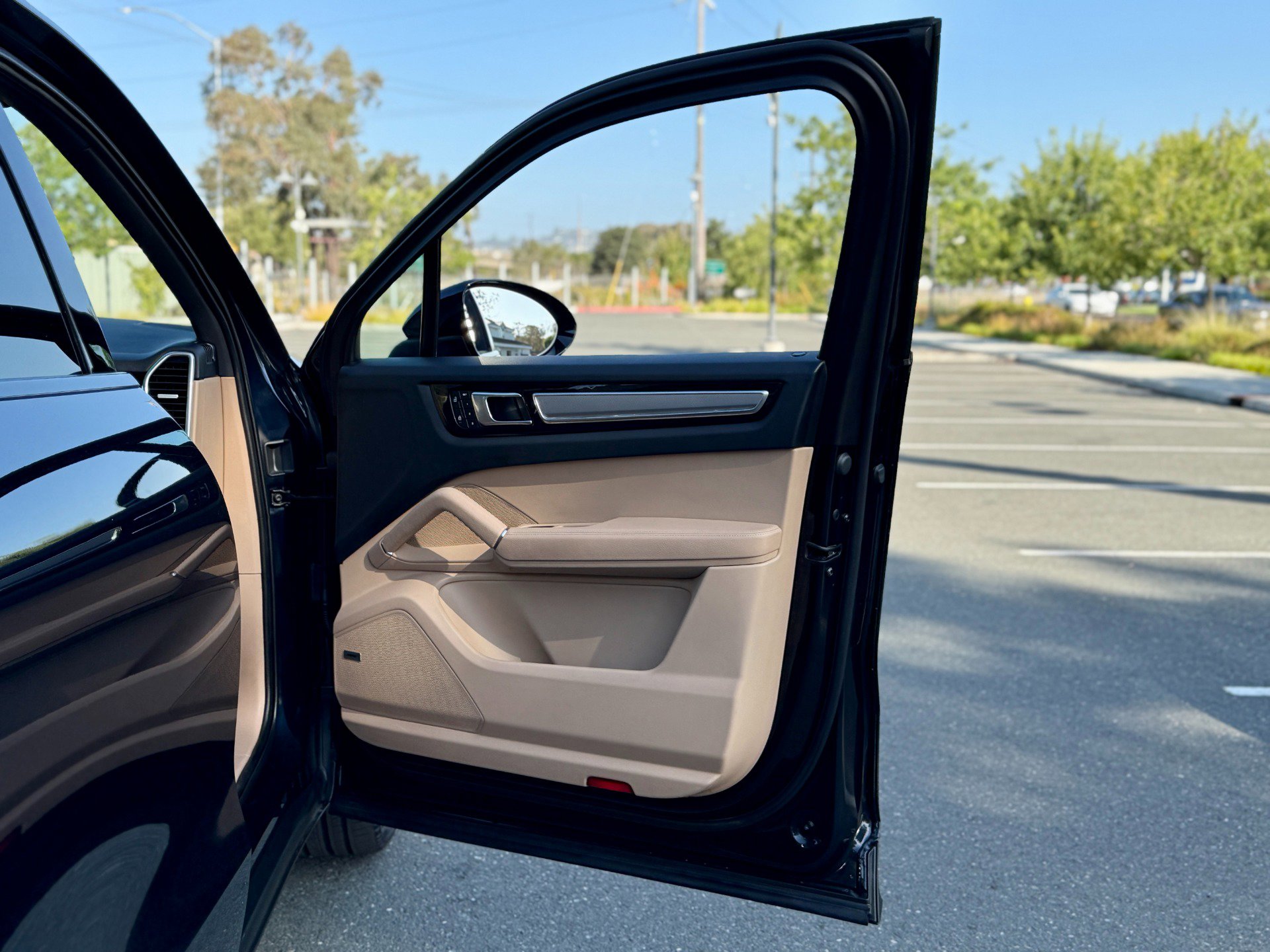 Used 2022 Porsche Cayenne Platinum Edition image 35