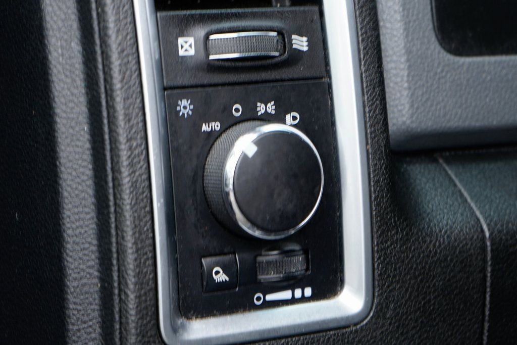 Used 2020 RAM 1500 Classic SLT w/ Luxury Group image 17