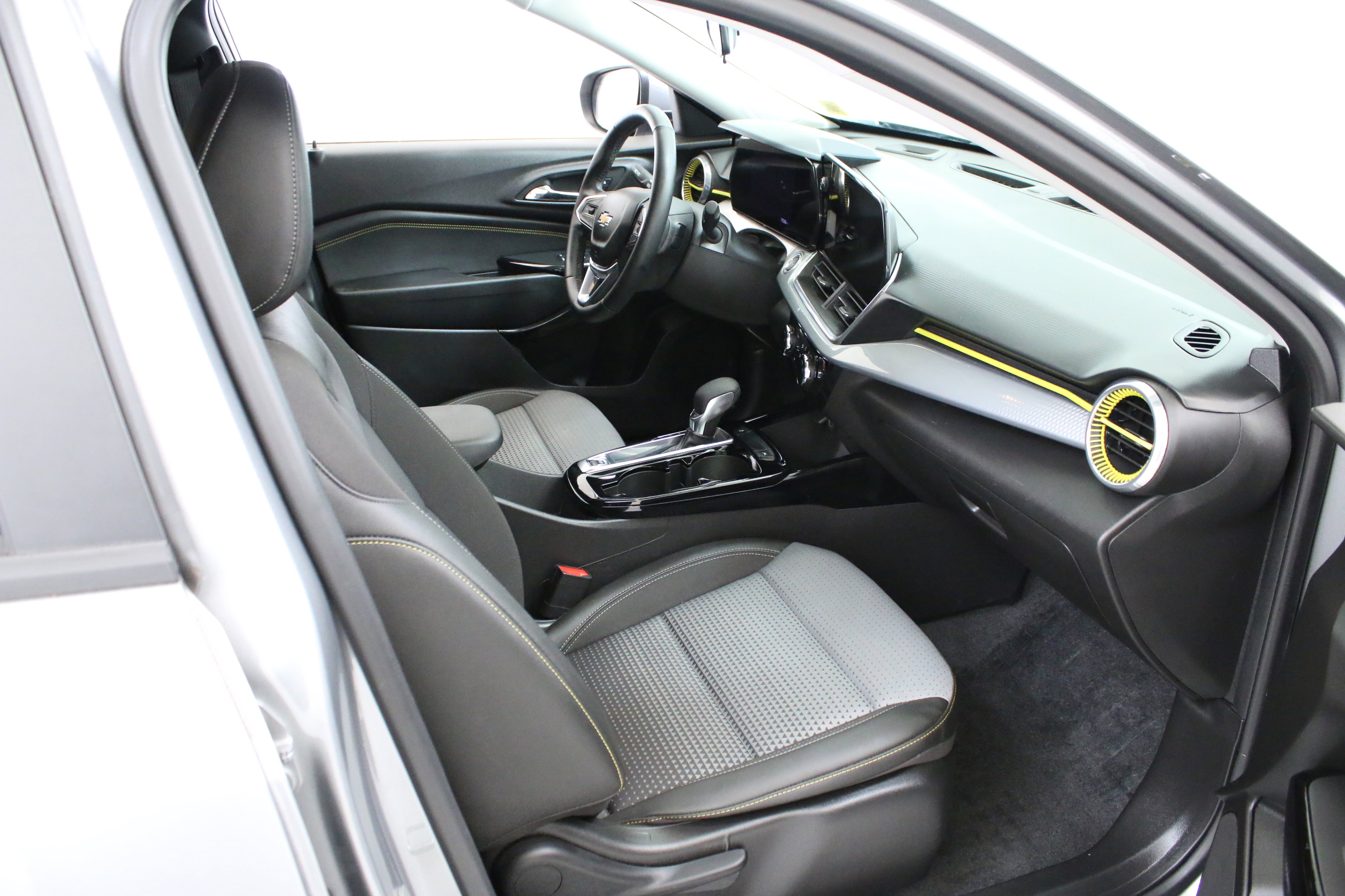 Used 2024 Chevrolet Trax LT w/ Driver Confidence Package image 32