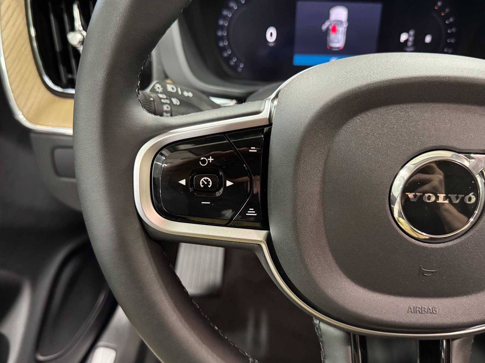 New 2026 Volvo XC60 B5 Plus w/ Protection Package Premier AWD/4WD image 18