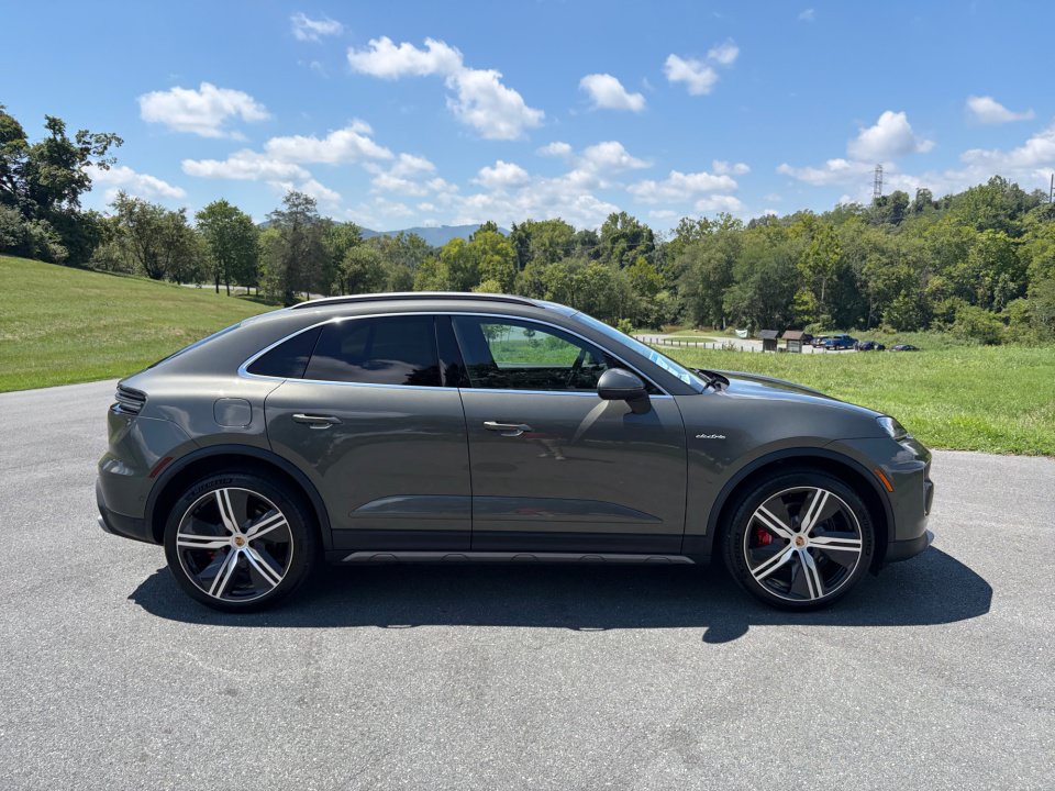 New 2026 Porsche Macan 4S Electric AWD/4WD image 8