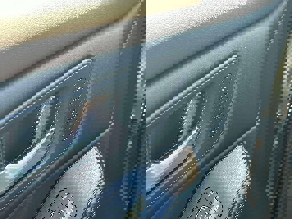 Used 2023 Nissan Rogue SL w/ SL Premium Package image 18