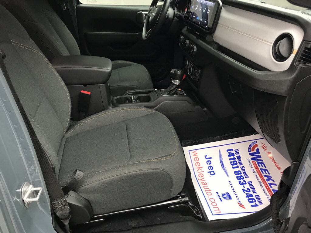 Used 2024 Jeep Gladiator Sport AWD/4WD image 18