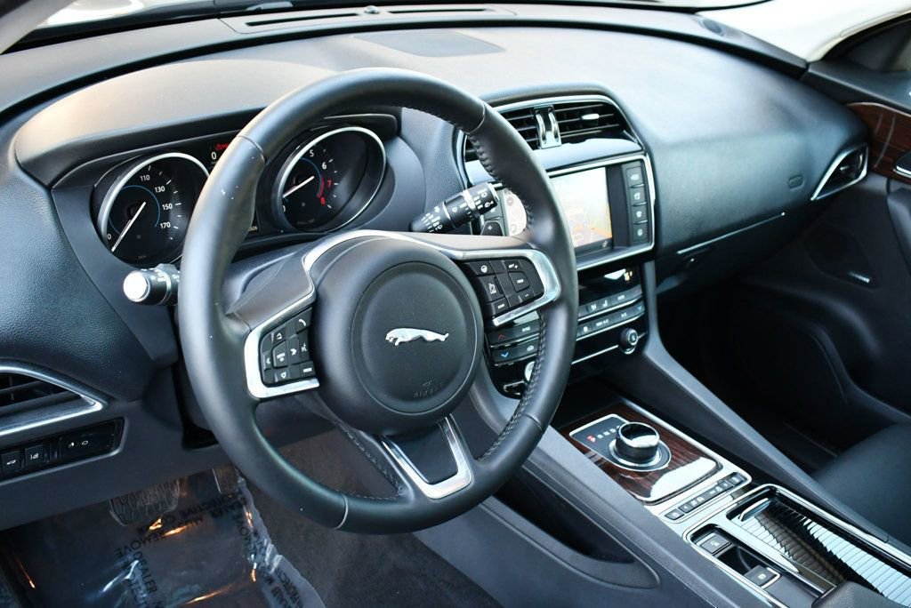 Used 2018 Jaguar F-PACE Prestige image 38