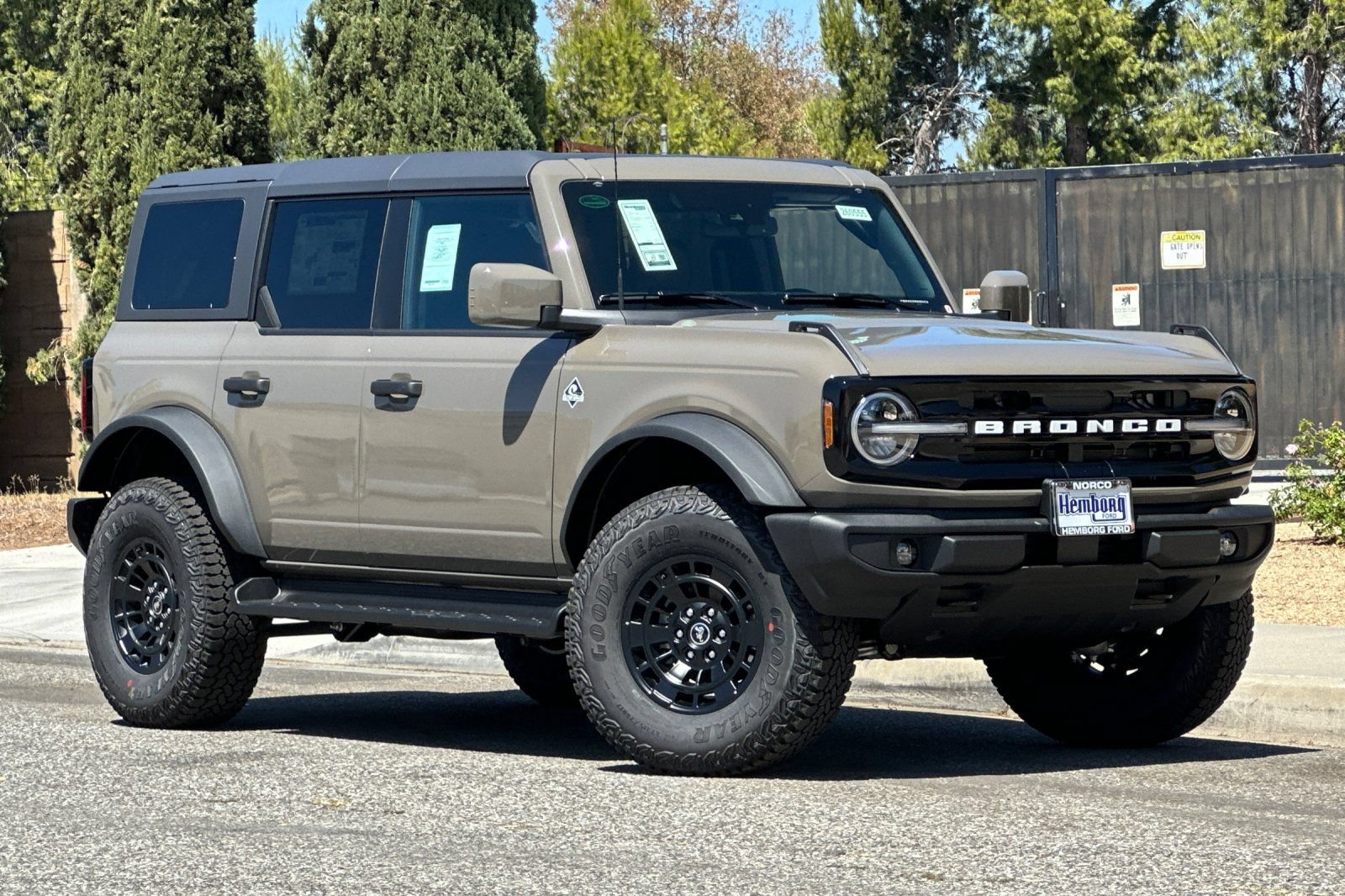 New 2026 Ford Bronco Outer Banks w/ Sasquatch Package AWD/4WD video 2