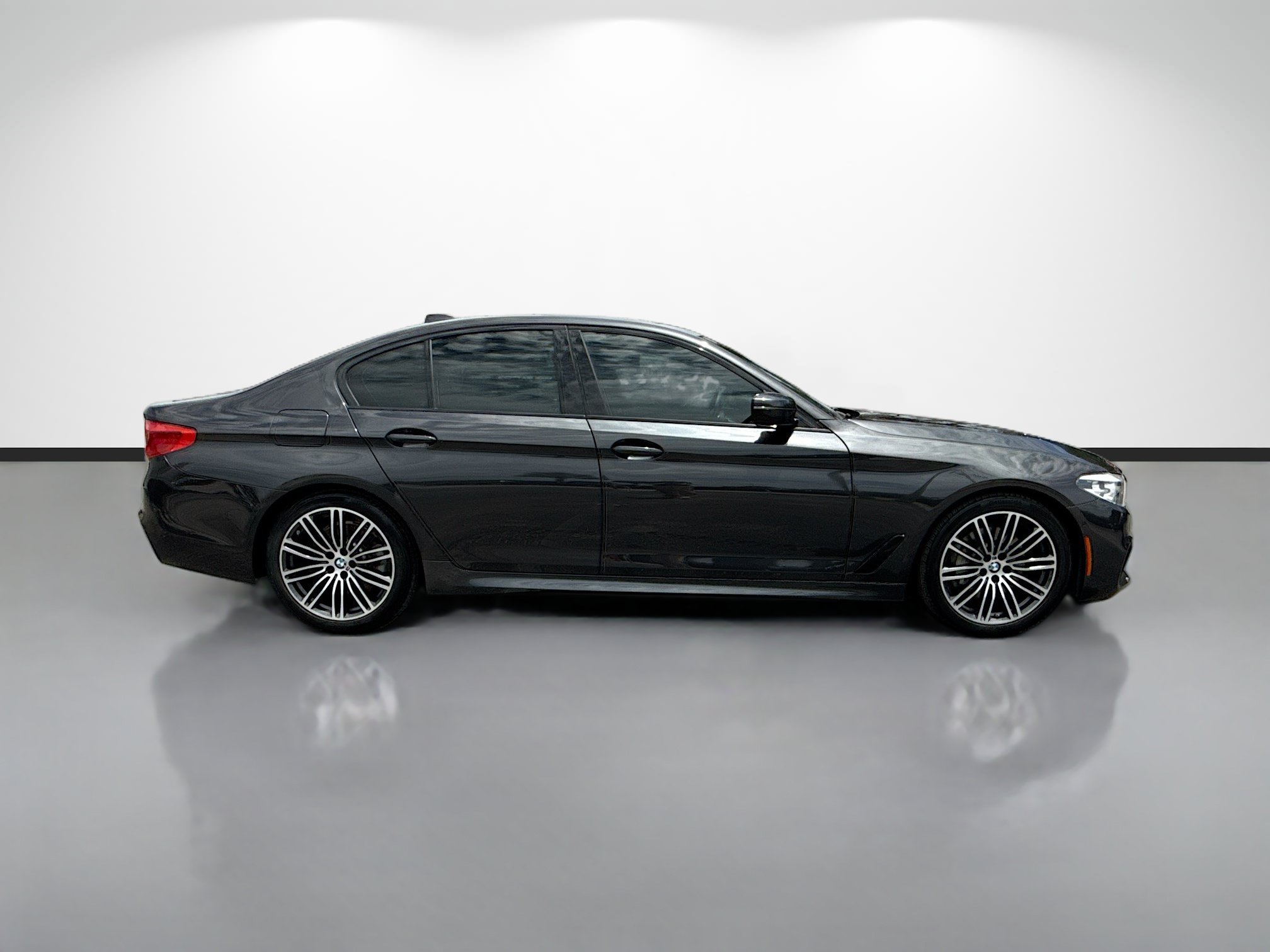 Used 2019 BMW 530i w/ M Sport Package RWD image 2