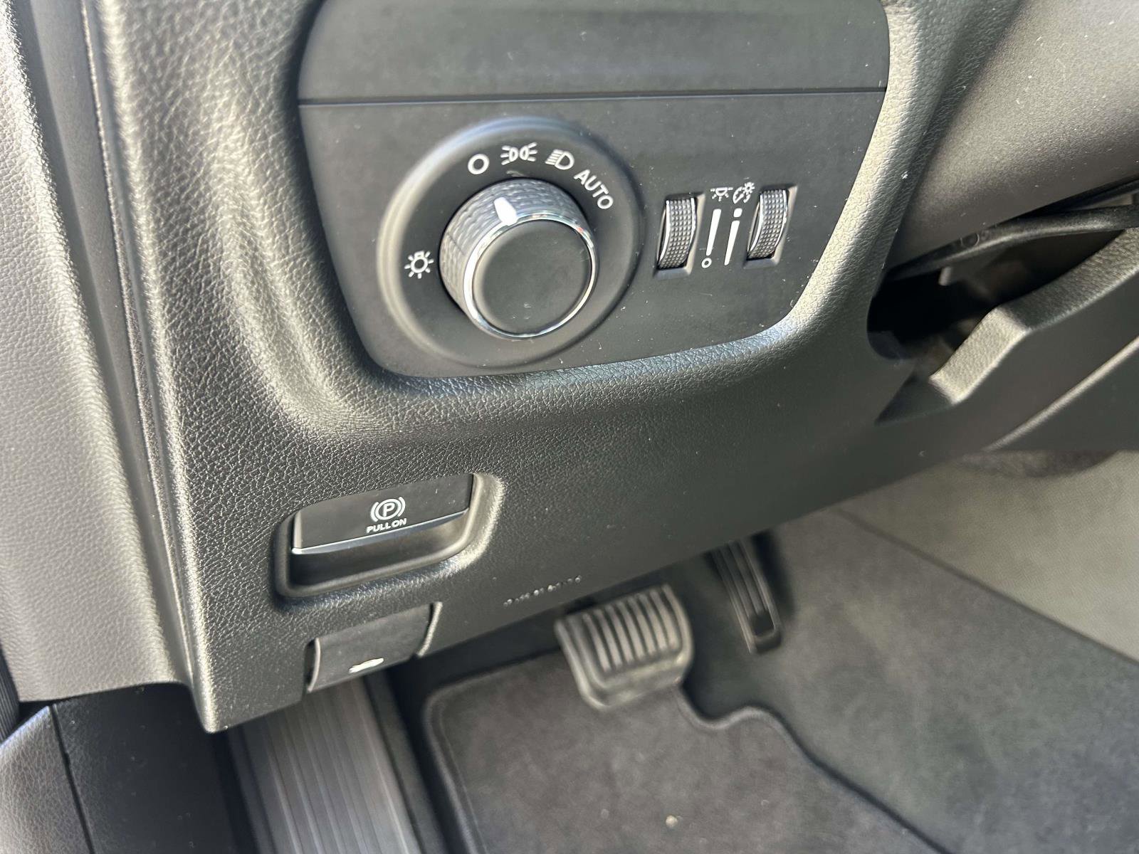 Used 2025 Jeep Grand Cherokee Laredo w/ Luxury Tech Group I AWD/4WD image 13