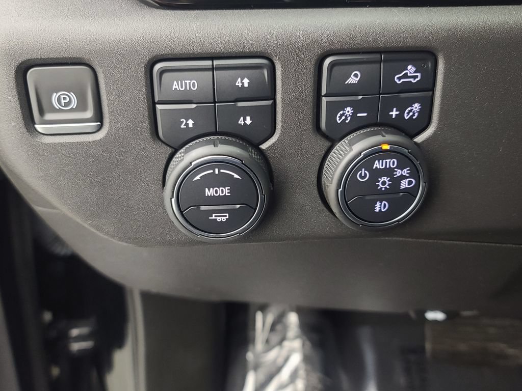 Used 2024 Chevrolet Silverado 1500 LTZ AWD/4WD image 28