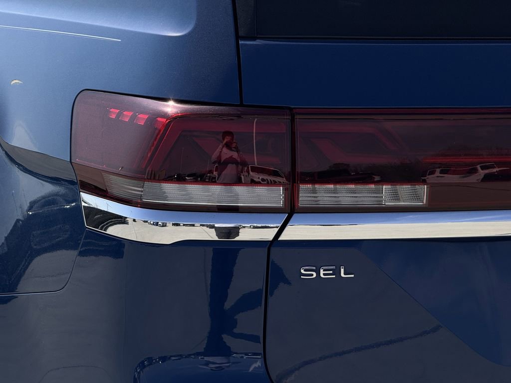 Used 2025 Volkswagen Atlas SEL Premium R-Line image 11