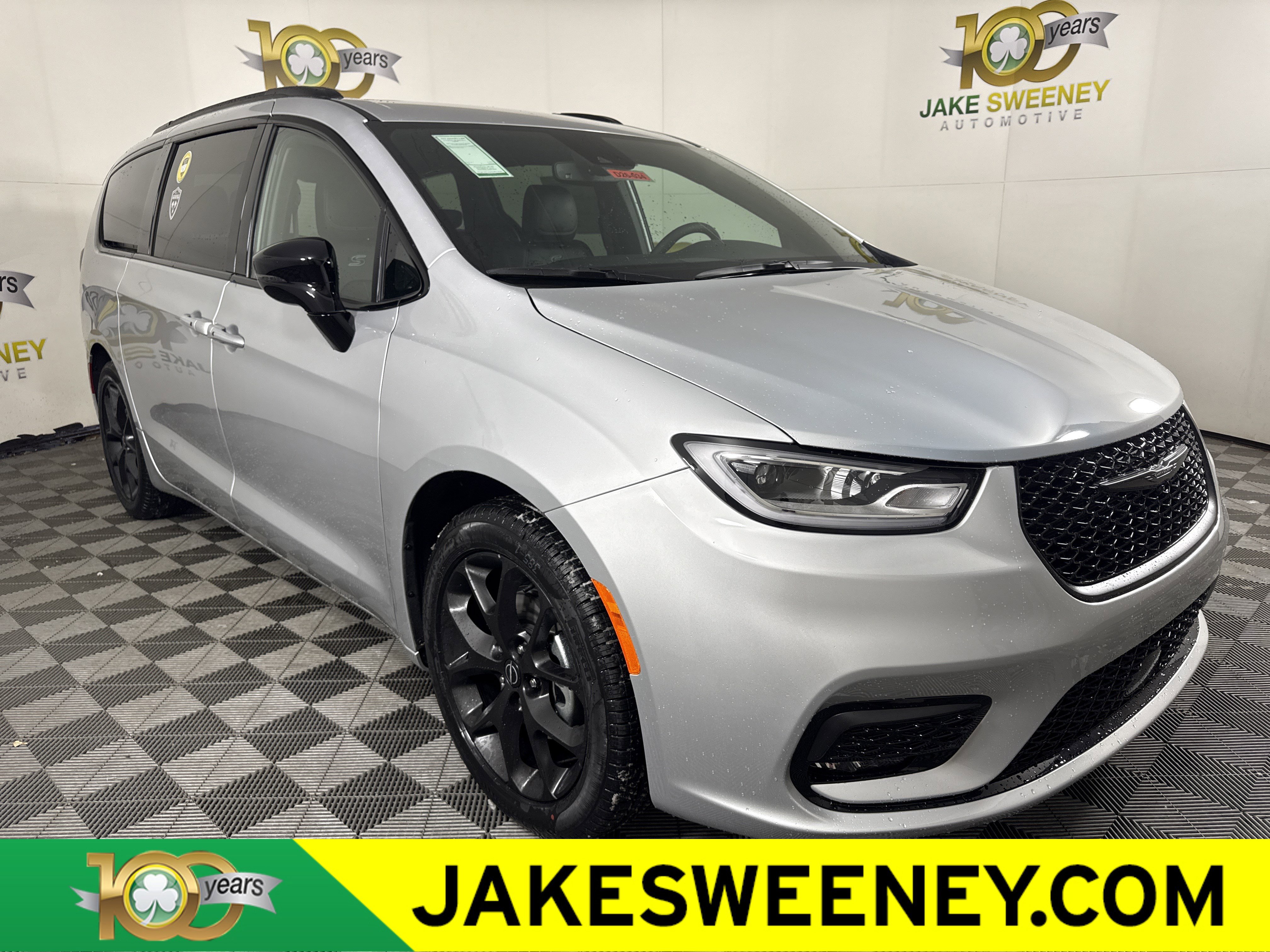 New 2026 Chrysler Pacifica Select w/ S Appearance Package image 1