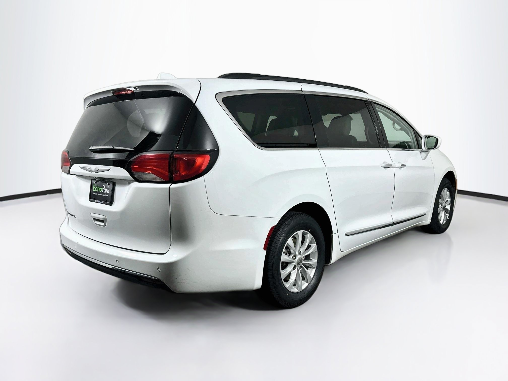 Used 2017 Chrysler Pacifica Touring-L w/ 13 Speaker Alpine Sound Group FWD image 9