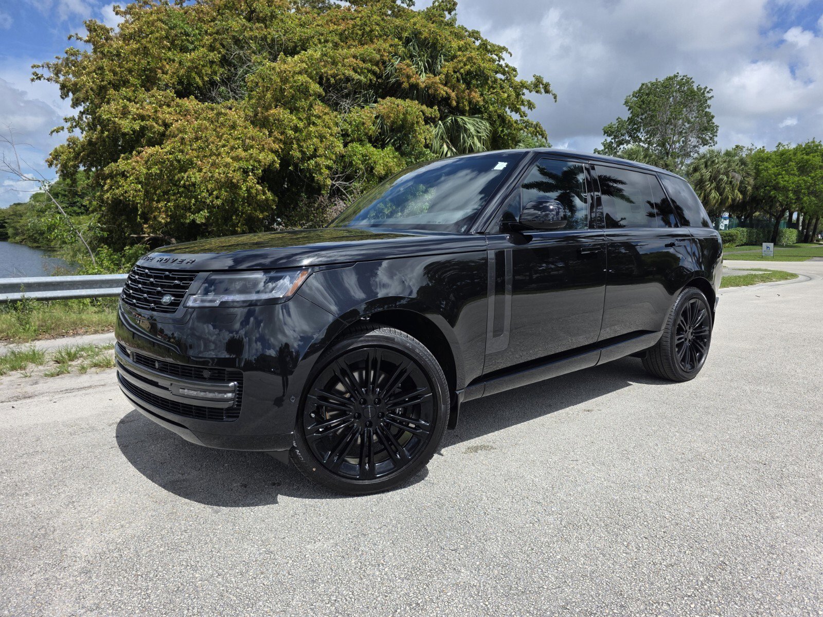 New 2026 Land Rover Range Rover Long Wheelbase SE AWD/4WD image 1