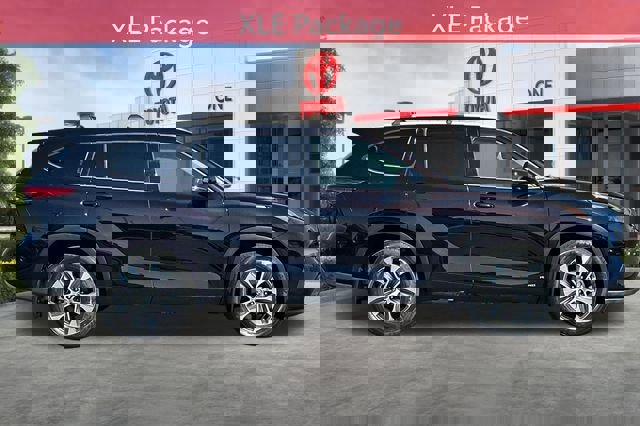 Used 2022 Toyota Highlander XLE AWD/4WD image 3