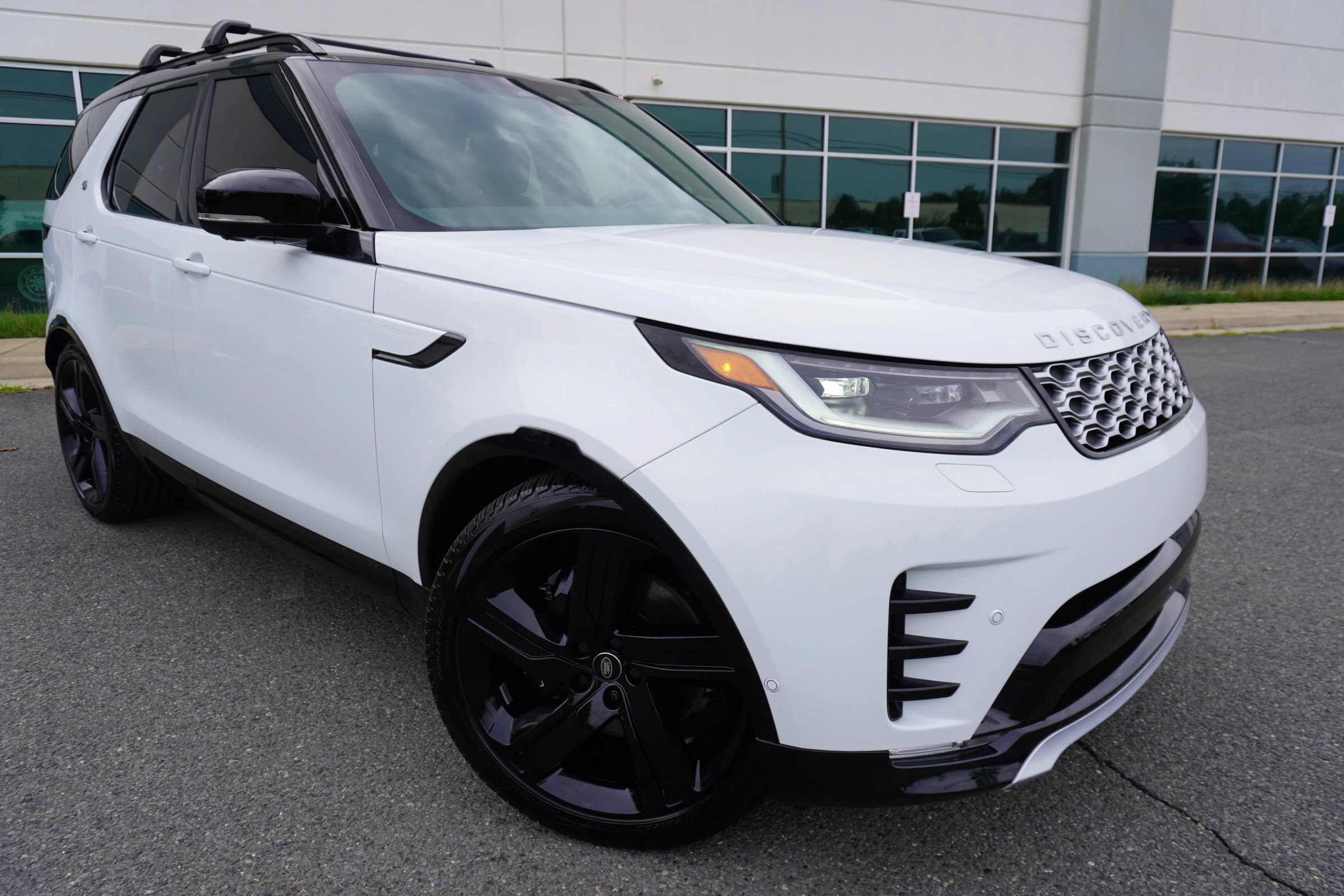 Used 2024 Land Rover Discovery Metropolitan Edition AWD/4WD image 1