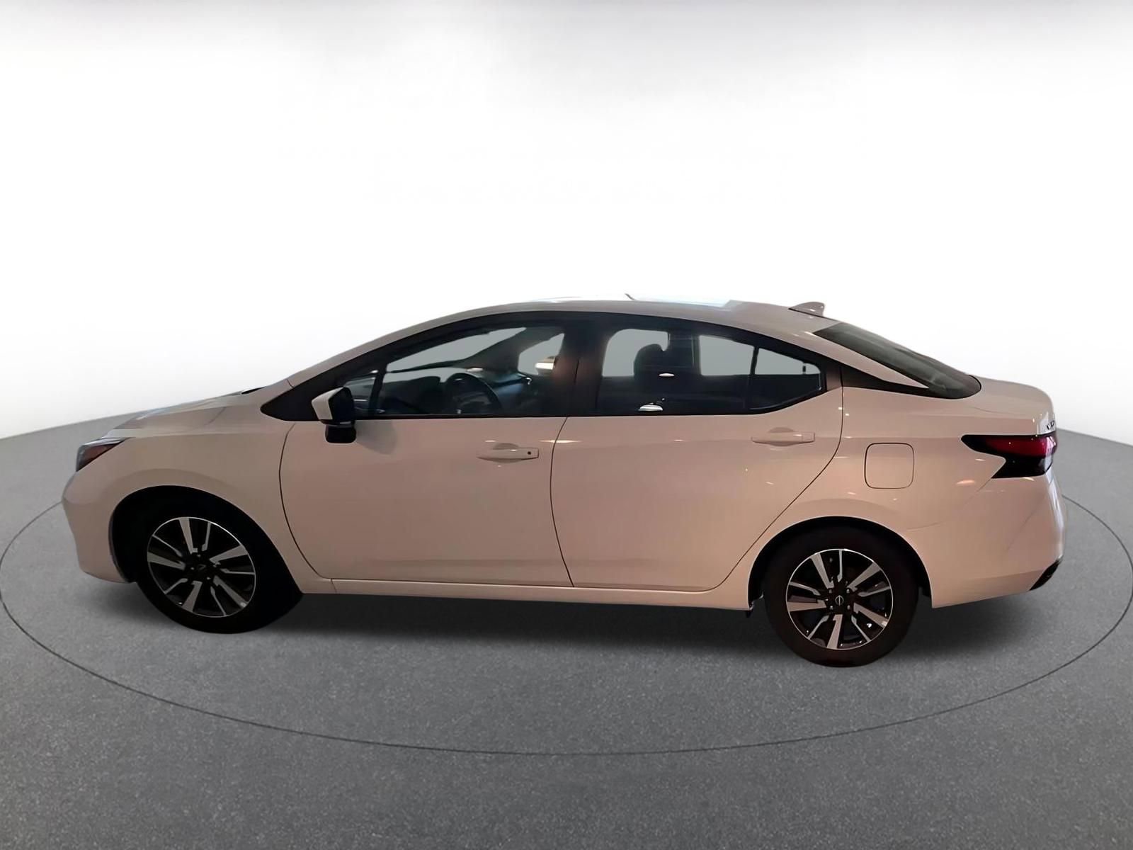 Used 2025 Nissan Versa SV image 9