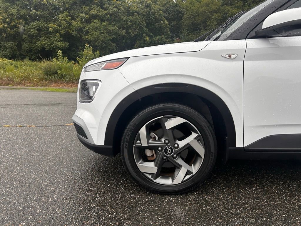 Used 2022 Hyundai Venue SEL image 2