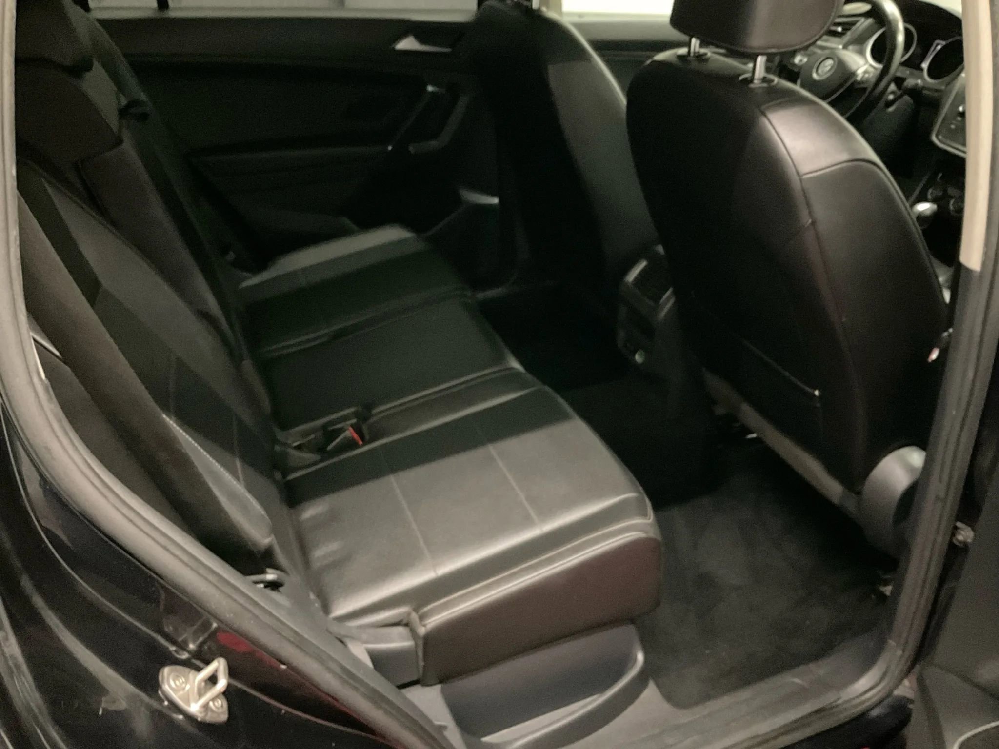 Used 2018 Volkswagen Tiguan SEL AWD/4WD image 9