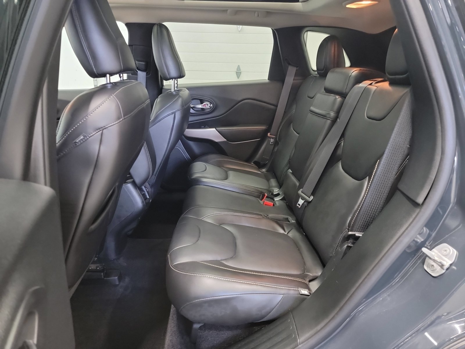 Used 2018 Jeep Cherokee Limited AWD/4WD image 18
