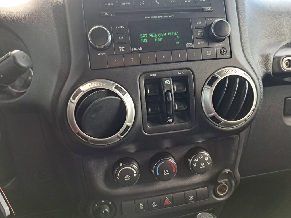 Used 2016 Jeep Wrangler Unlimited Sahara w/ Connectivity Group image 11