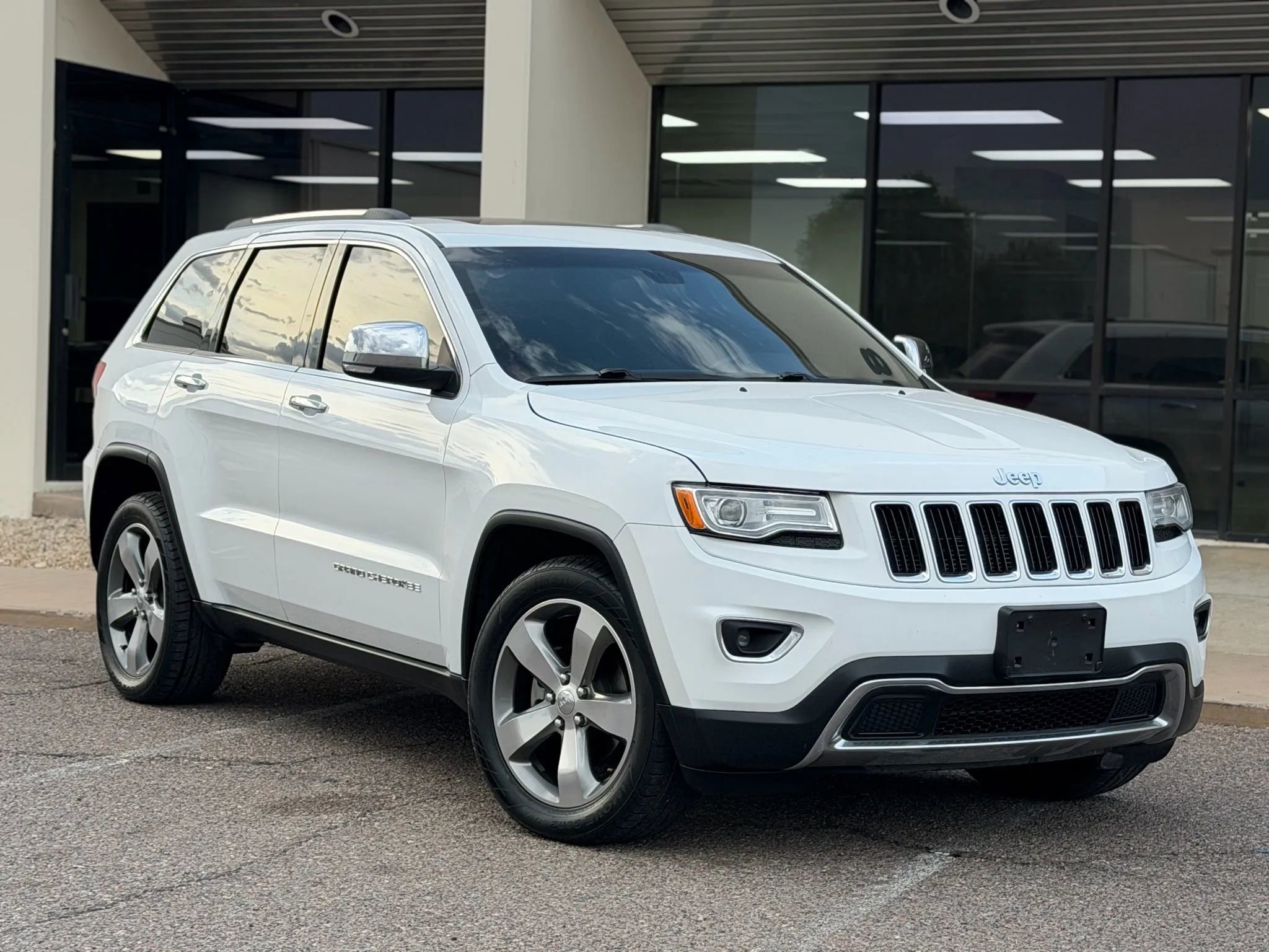 Used 2015 Jeep Grand Cherokee Limited w/ Luxury Group II image 5