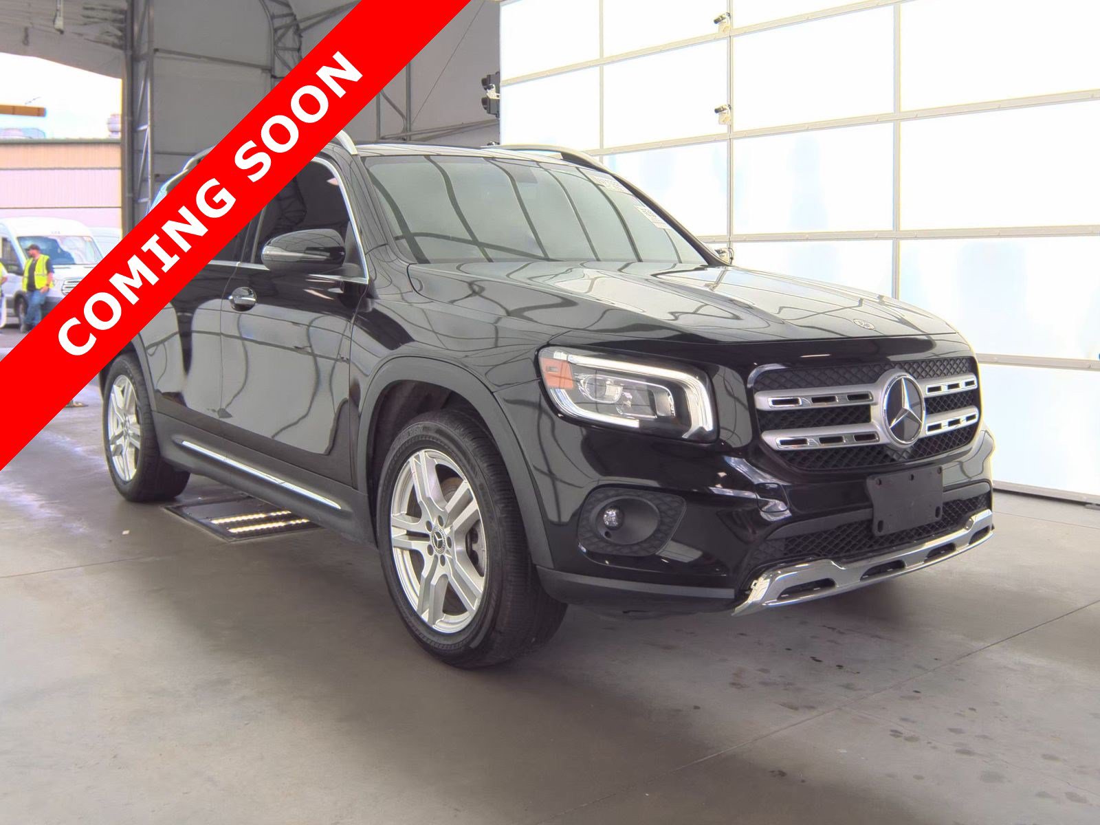 Used 2021 Mercedes-Benz GLB 250 4MATIC w/ Premium Package image 3