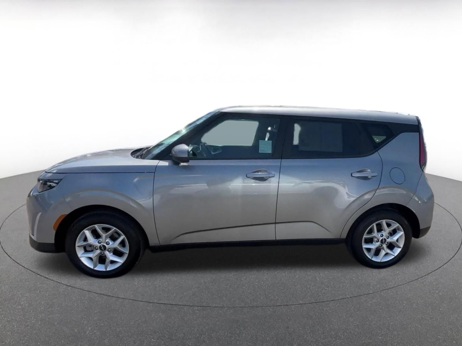 Used 2025 Kia Soul LX w/ LX Technology Package FWD image 9