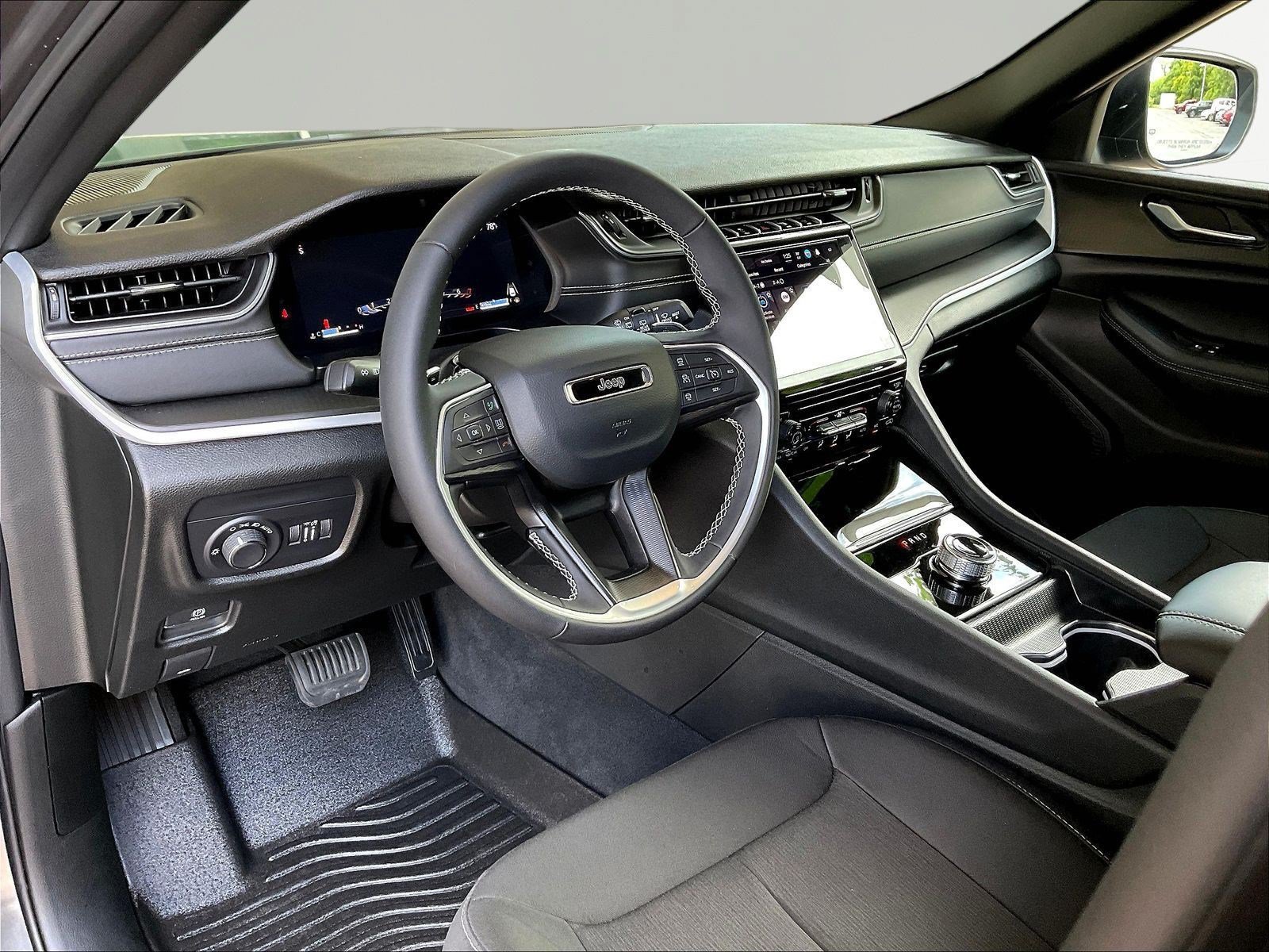 Used 2025 Jeep Grand Cherokee Laredo X AWD/4WD image 16