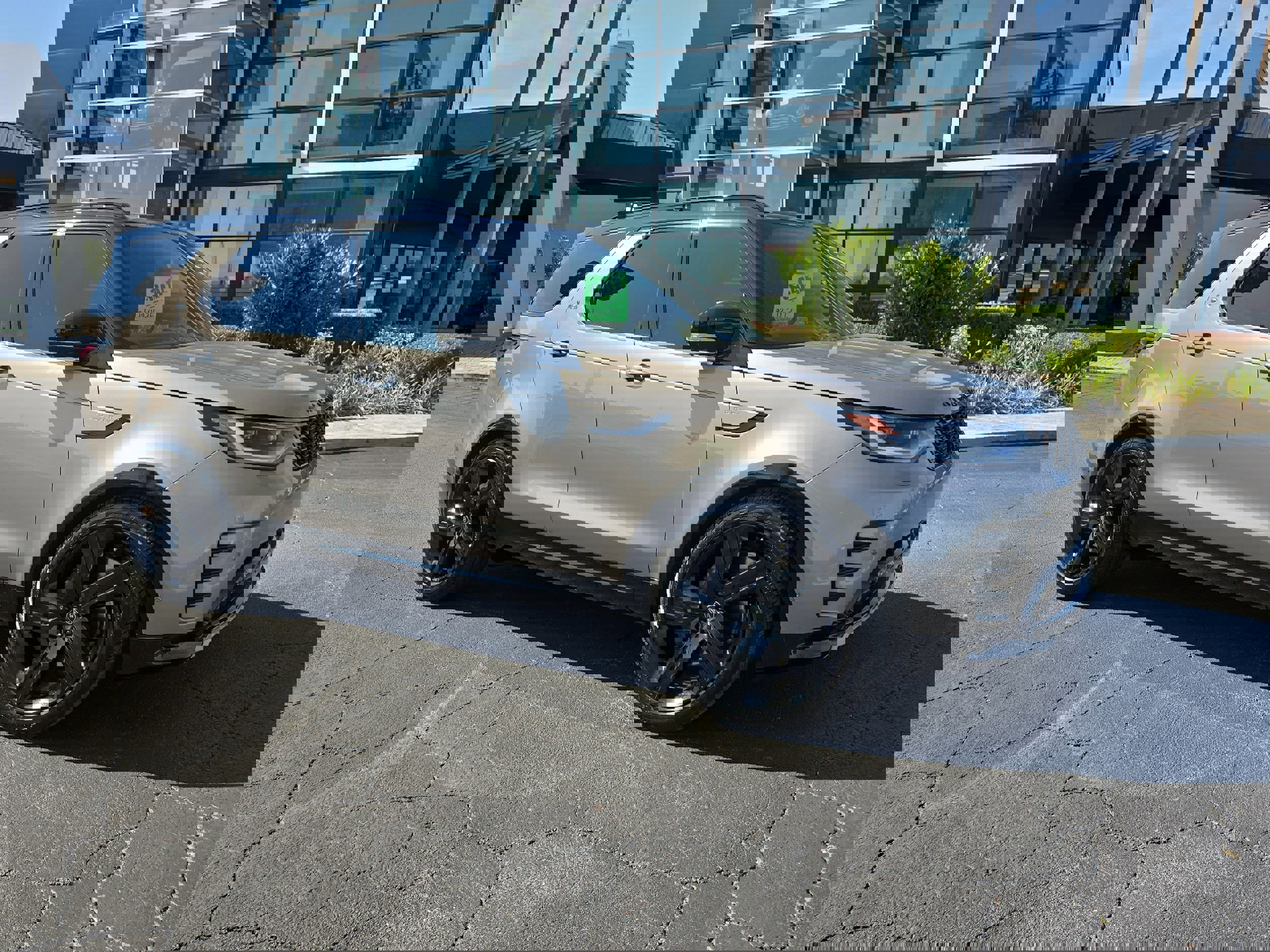 Used 2023 Land Rover Discovery S R-Dynamic image 2