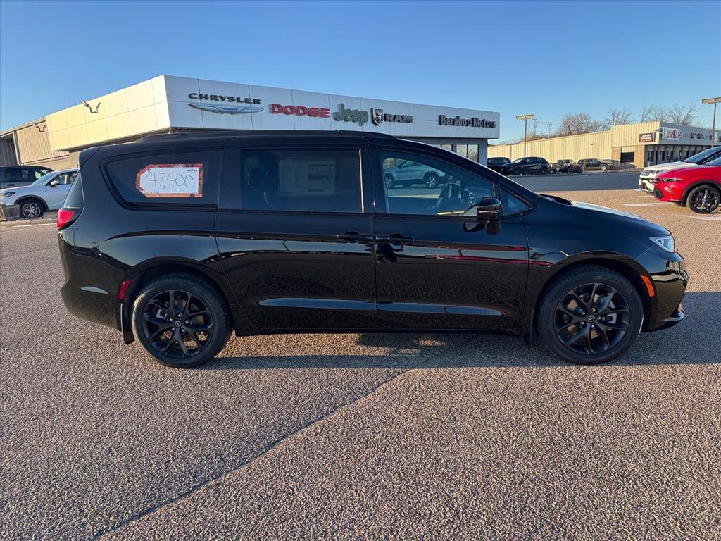 New 2026 Chrysler Pacifica Select w/ S Appearance Package AWD/4WD video 2