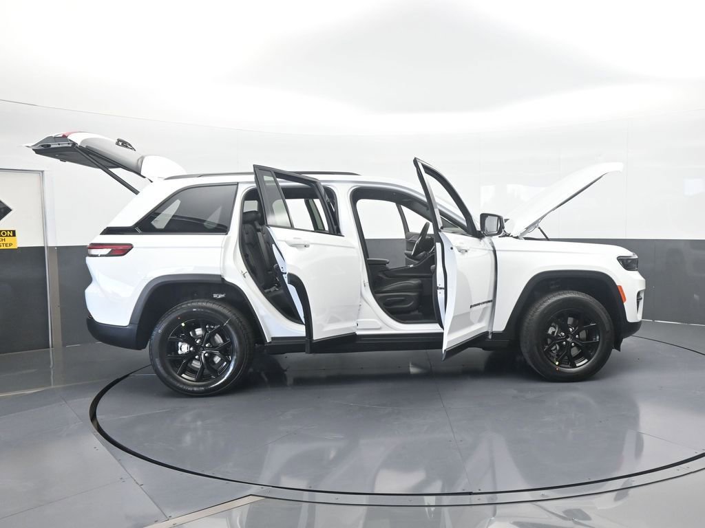 Used 2025 Jeep Grand Cherokee Altitude RWD image 64