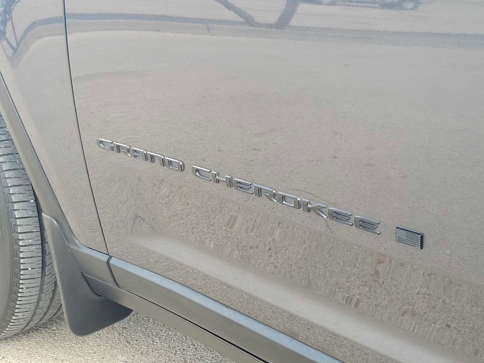 Used 2023 Jeep Grand Cherokee Altitude image 3