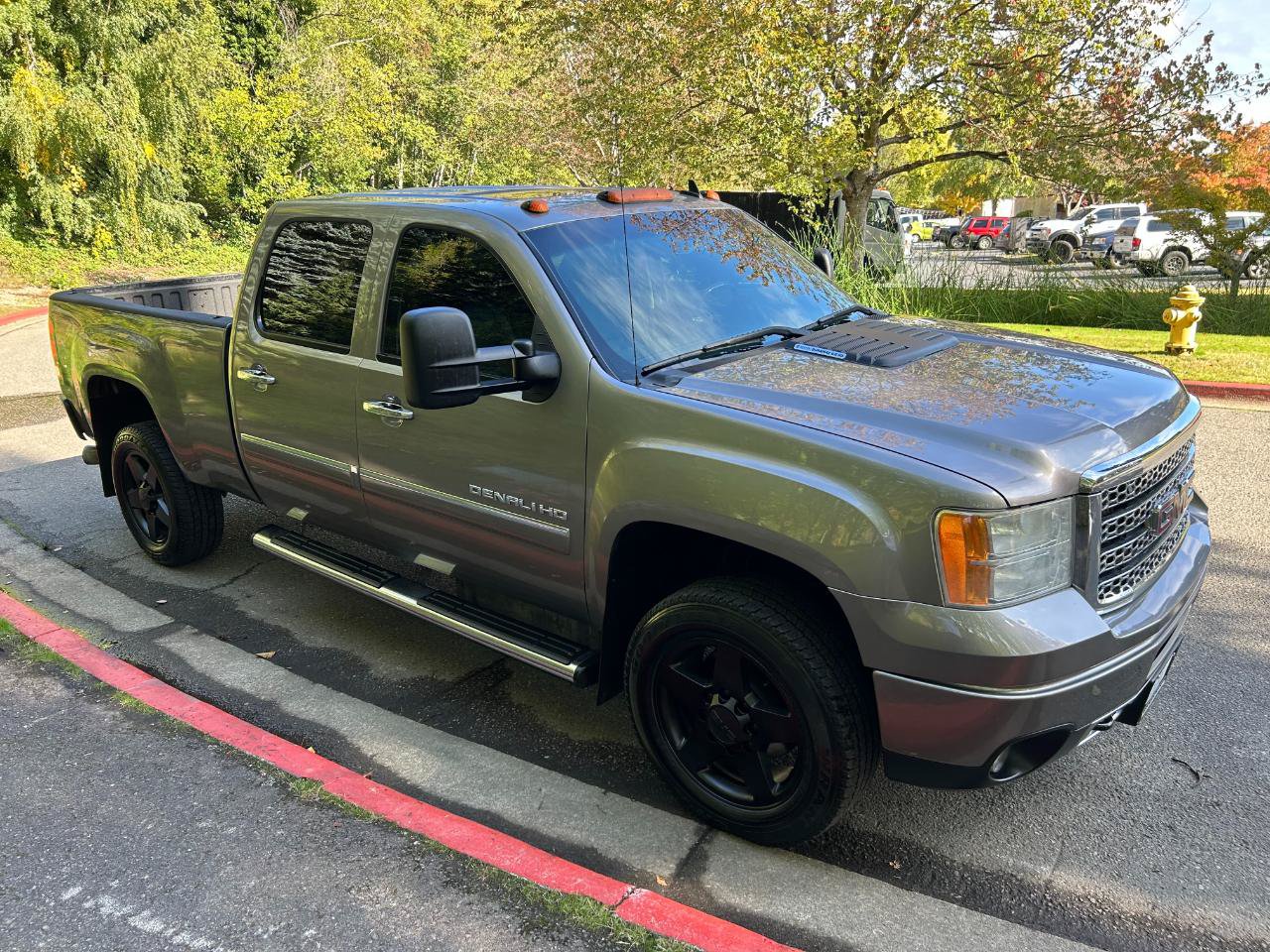 Used 2013 GMC Sierra 2500 Denali w/ Suspension Package, Off-Road AWD/4WD image 3