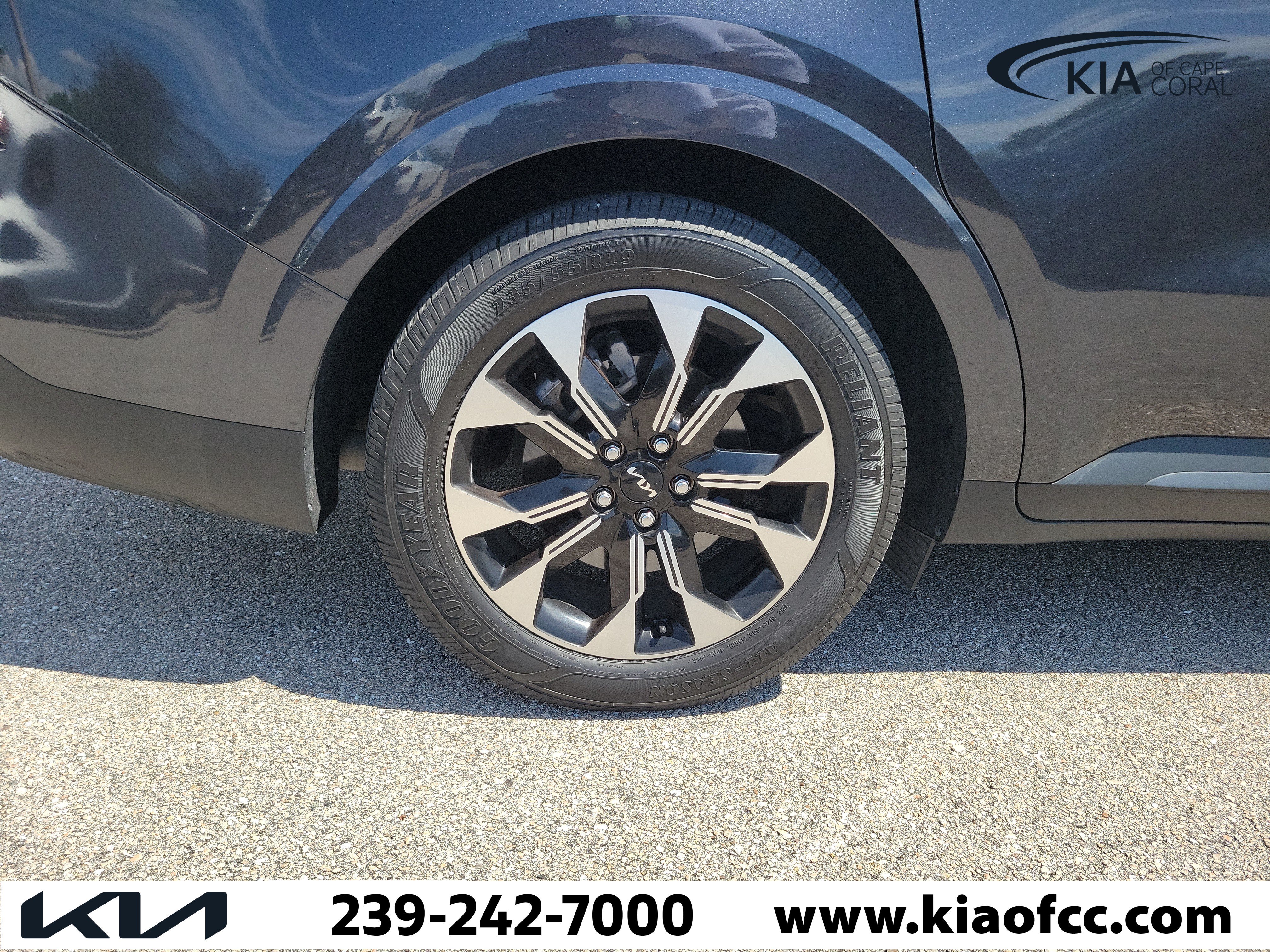 Certified 2023 Kia Carnival EX FWD image 9